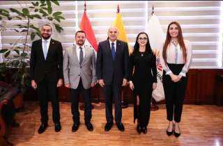 سفير مصر في كيتو يلتقي...