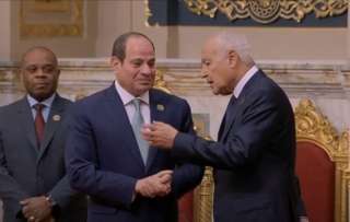 بالفيديو.. حديث جانبي بين الرئيس...