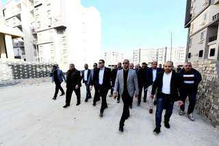 وزير الإسكان يتفقد سير العمل...