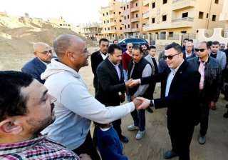 وزير الإسكان يتابع موقف تسليم...