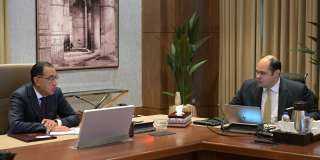 رئيس الوزراء يستعرض مع رئيس...