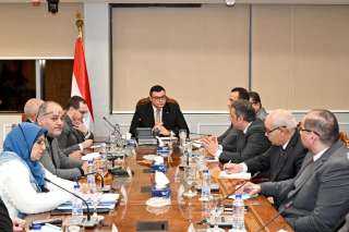 وزير الإسكان يتابع سير العمل...