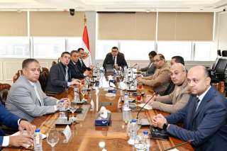 وزير الإسكان يتابع معدلات تسويق...