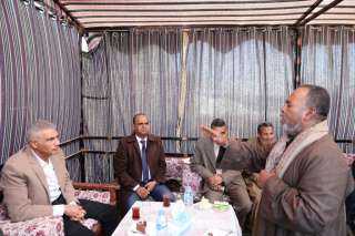 على مقهى شعبى .. محافظ...