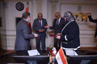 توقيع عقد إنشاء مشروع صناعي...