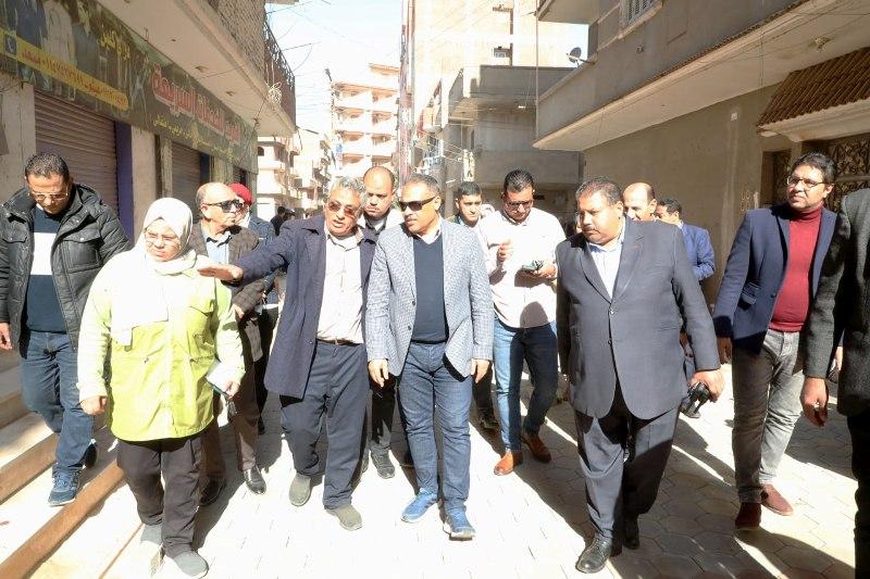 محافظ الشرقية يتفقد أعمال تركيب بلاط الإنترلوك بحي ديرب البلد والمعهد الديني بمدينة ديرب نجم