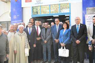 محافظ قنا يتفقد فعاليات قافلة...