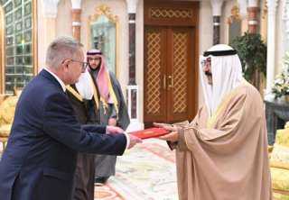 امير الكويت يتسلم أوراق اعتماد...