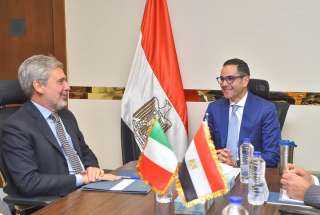 وزير الاستثمار يستقبل السفير الإيطالي...