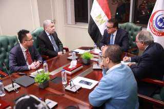 وزير الصحة يبحث مع وفد...