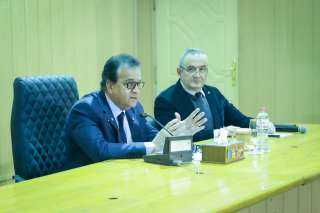 وزير الصحة يعقد اجتماعا مع...