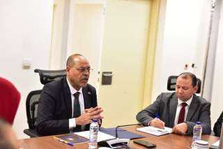 وزير العمل يلتقى مُمثلي شركات...