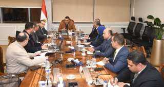 وزير الإسكان يتابع موقف المشروعات...