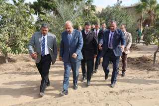 وزير الكهرباء يتفقد موقع هيئة...