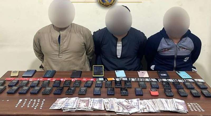 ضبط 3 أشخاص لقيامهم بالنصب والإحتيال على المواطنين والإستيلاء على بيانات بطاقات الدفع الإلكترونى الخاصة بهم