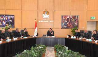 وزير الإسكان يتابع سير العمل...