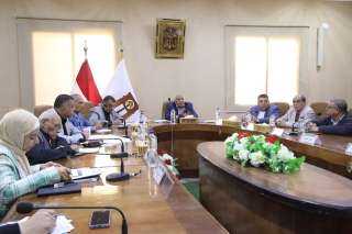 محافظ الوادي الجديد يعقد اجتماعًا...