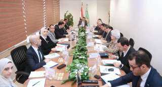 وزير الزراعة يبحث الموقف التنفيذي...