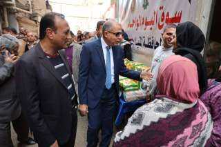 محافظ المنيا يفتتح سوق اليوم...