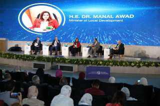 وزيرة التنمية المحلية تستعرض تقريراً...