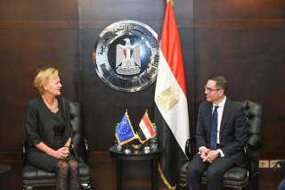 وزير الاستثمار يبحث مع سفيرة...