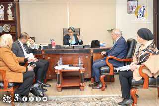رئيسة القومى للمرأة تجتمع برئيس...