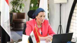 وزيرة البيئة تستعرض تقريرًا حول...