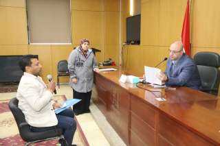 محافظ بني سويف يناقش عددا...