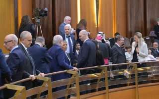 بدء عملية التصويت في البرلمان...