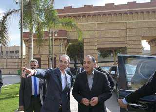 رئيس الوزراء يتفقد مركز إبداع...