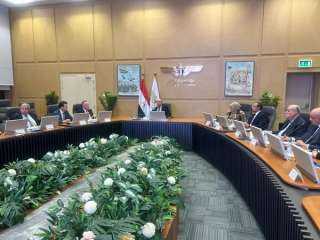 وزير الطيران المدني يلتقي مسئولى...