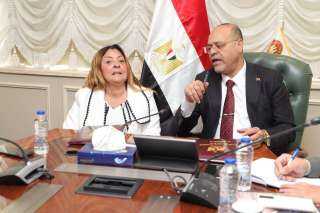 وزير العمل والمشرف العام على...