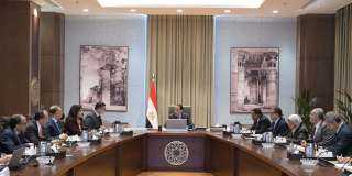 رئيس الوزراء يستعرض موقف الأراضي...