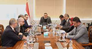 وزير الإسكان يلتقى ممثلي مجموعة...