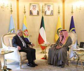 وزير الدفاع الكويتى يبحث مع...