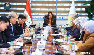 وزيرة التنمية المحلية تبحث مع...