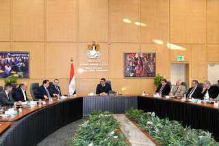 وزير الإسكان يلتقي مجموعة من...