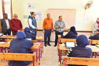 محافظ أسيوط يتفقد لجان الصف...