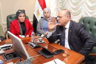 وزير العمل يناقش مع ممثلي...