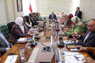 وزير العمل يناقش مع ممثلي...