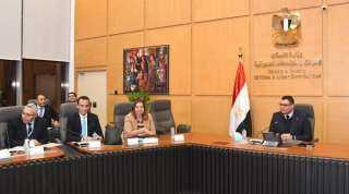 وزير الإسكان يعقد اجتماعه الدورى...