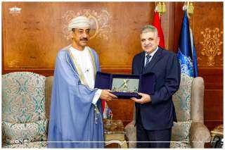 الفريق أسامة ربيع يشهد توقيع...