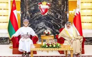 البحرين وسلطنة عمان تبحثان تعزيز...