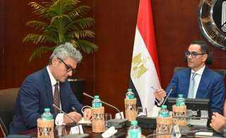 وزير الاستثمار يلتقي وفد مجموعة...