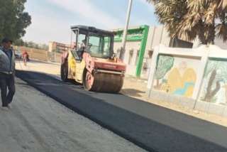 محافظ الوادي الجديد: بدء رصف...
