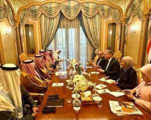 وزير البترول يبحث مع وزير...