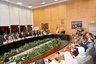 وزير الإسكان يتابع موقف مشروعات...