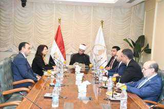 وزير الأوقاف يستقبل وفدًا من...