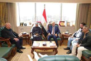 وزير العمل يلتقي وفدًا من...