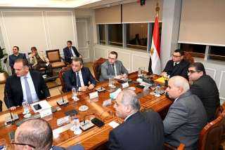 وزير الإسكان يستعرض الخطة التسويقية...